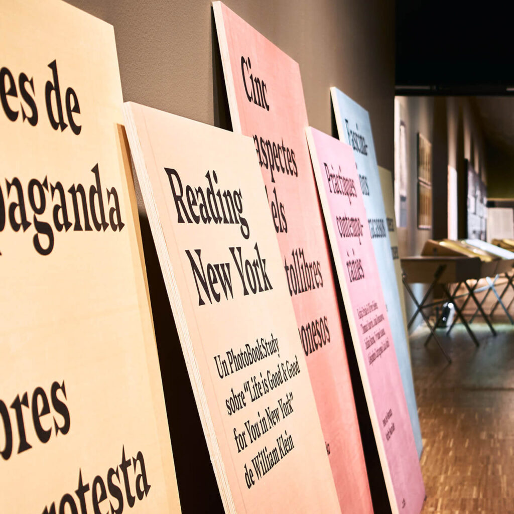 Diseño de espacio y señalética para la exposición de fotolibros del CCCB